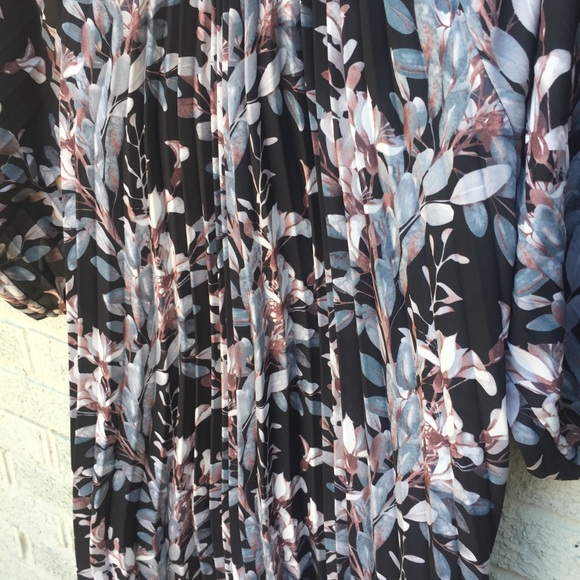 Harlowe & Graham Floral Print Cold Shoulder Top - Picture 6 of 8